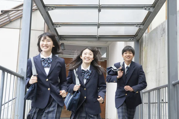 携带书包的日本年轻学生的肖像 — 图库照片