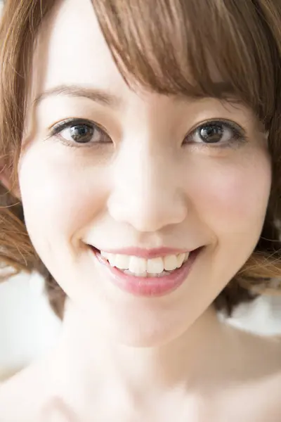 Asiatisk Kvinde Smilende Kameraet - Stock-foto