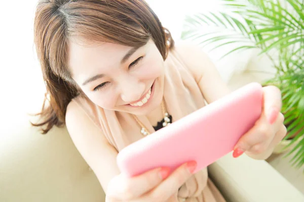 Bela Mulher Asiática Usando Smartphone Close Retrato — Fotografia de Stock