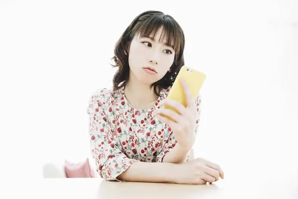Krásná Mladá Asijská Žena Pomocí Smartphone Doma — Stock fotografie