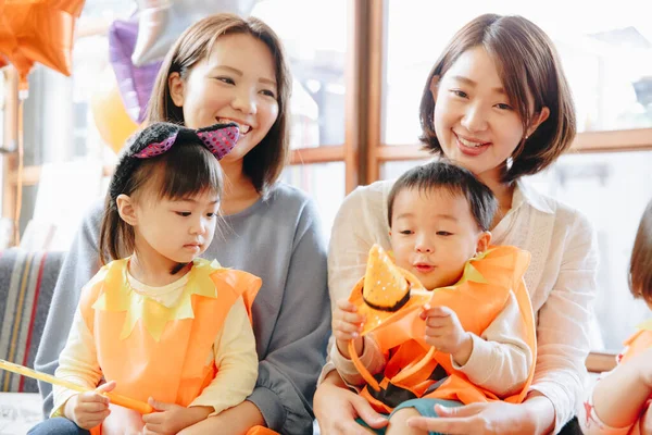 Mujeres Japonesas Con Niños Celebrando Halloween Casa —  Fotos de Stock