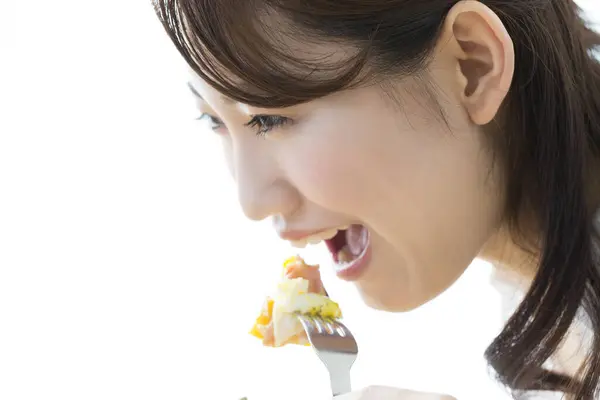 Bella Donna Asiatica Mangiare Cibo Delizioso — Foto Stock