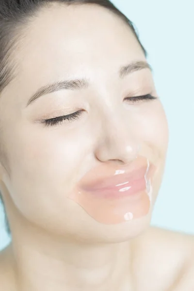 Vista Perto Mulher Com Adesivo Hidrogel Rosa Nos Lábios Cosmetologia — Fotografia de Stock