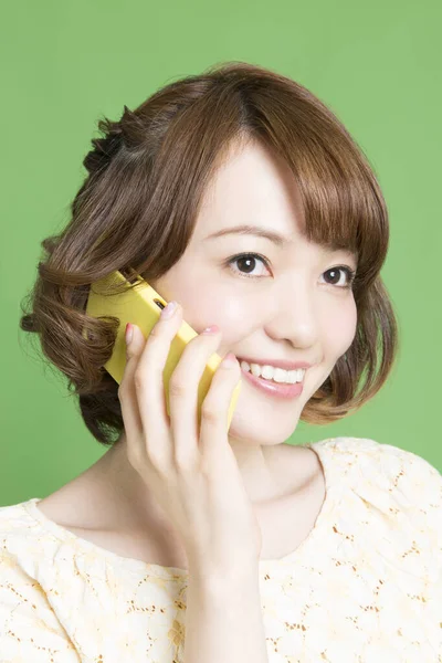 Portrait Belle Femme Japonaise Parlant Sur Smartphone Sur Fond Vert — Photo