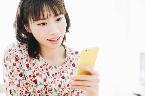 Retrato Joven Mujer Asiática Sonriente Usando Teléfono Inteligente —  Fotos de Stock