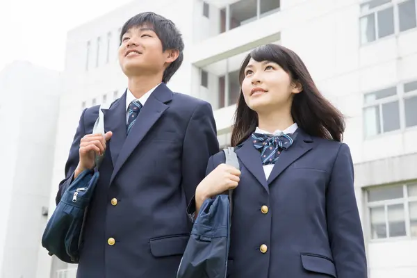 Retrato Jóvenes Estudiantes Japoneses Con Bolsas Escuela —  Fotos de Stock