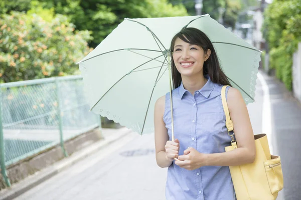 Giovane Donna Asiatica Con Ombrello Passeggiando Nel Parco — Foto Stock