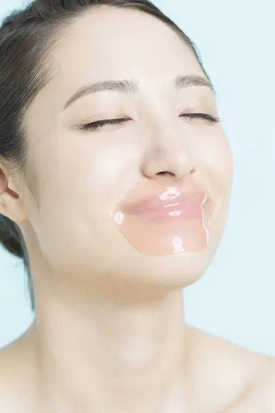 Vista Cerca Mujer Con Parche Hidrogel Rosa Los Labios Cosmetología — Foto de Stock