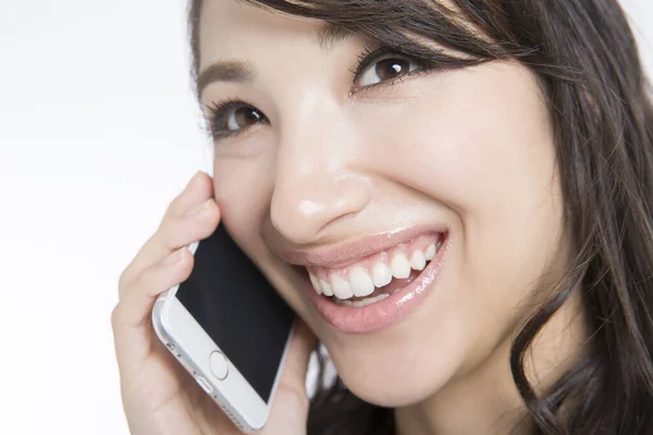 Красива Японська Бізнес Леді Смартфоном Посміхаючись Білому Тлі — стокове фото