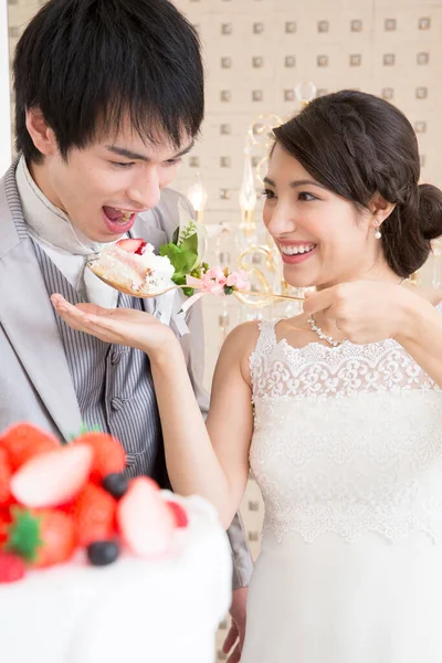 Gyönyörű Boldog Fiatal Menyasszony Etetés Jóképű Vőlegény Esküvői Torta — Stock Fotó