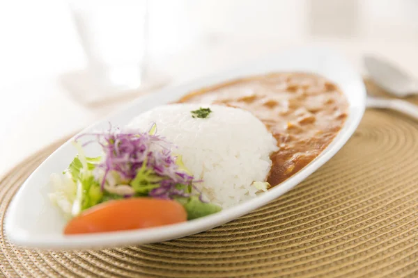 Beyaz tabakta körili lezzetli pilavın yemek fotoğrafı.