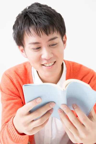 Молодой Японец Читающий Книгу — стоковое фото