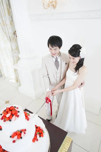 Hoge Hoek Uitzicht Van Mooie Jonge Bruiloft Paar Snijden Feestelijke — Stockfoto