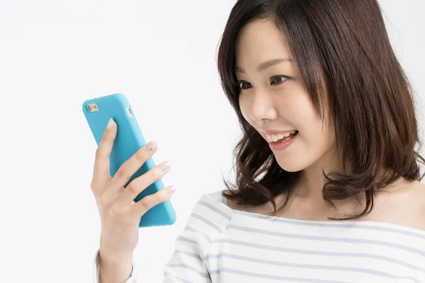 Captura Estudio Hermosa Mujer Japonesa Sonriente Usando Teléfono Inteligente Sobre —  Fotos de Stock