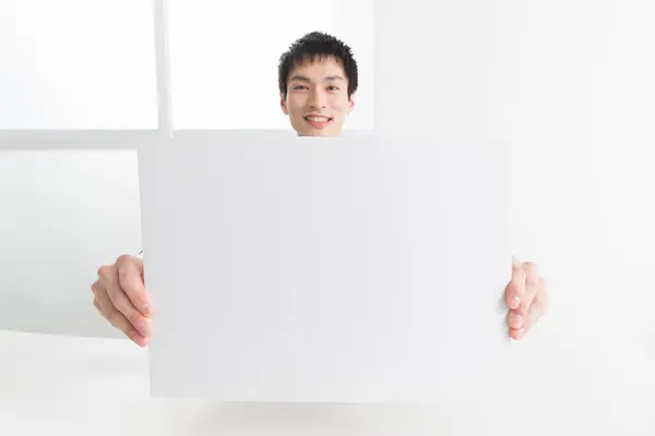 Zbliżenie Portret Młody Japoński Biznesmen Trzyma Puste Kartki Papieru — Zdjęcie stockowe
