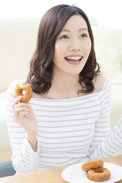 Beautiful Asian Woman Eating Tasty Donuts — Stock Photo, Image