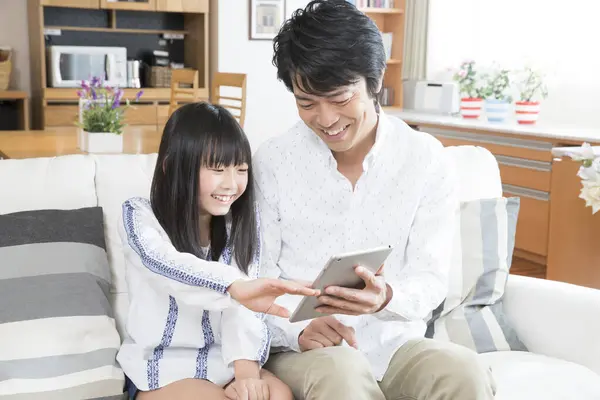 Evde Tablet Kullanan Mutlu Bir Asyalı Aile — Stok fotoğraf