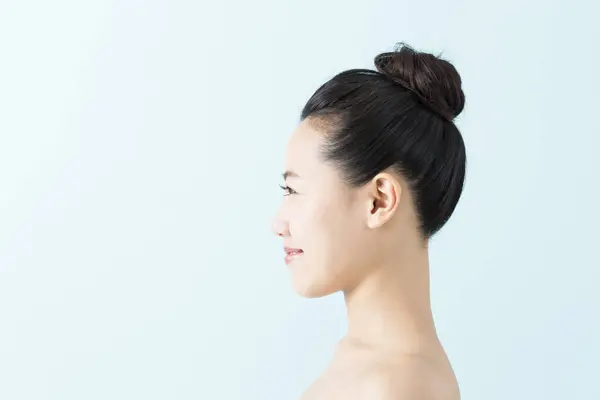 一个皮肤完美的年轻漂亮的日本女人的肖像 — 图库照片