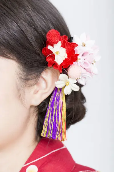 Portret Pięknej Młodej Kobiety Noszącej Tradycyjne Japońskie Akcesoria Włosów — Zdjęcie stockowe