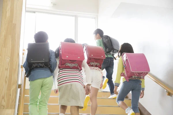Grupa Japońskich Dzieci Plecakami Spacerujących Schodach Szkole — Zdjęcie stockowe