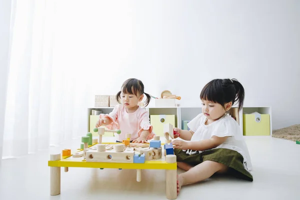 可爱的日本女孩在家里玩玩具的特写镜头 — 图库照片