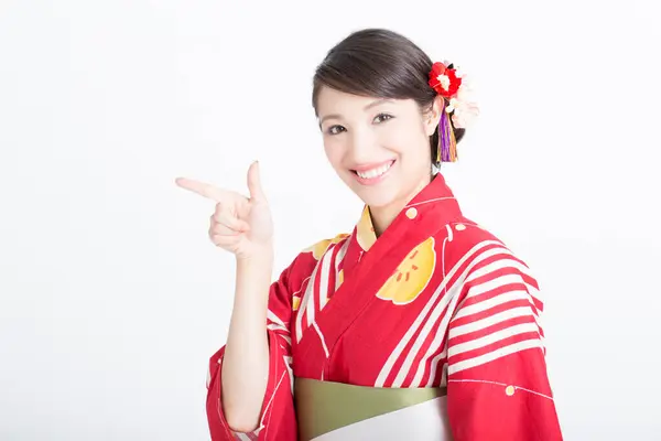 Portret Pięknej Młodej Kobiety Tradycyjnym Japońskim Kimono Pokazując Coś Wskazując — Zdjęcie stockowe