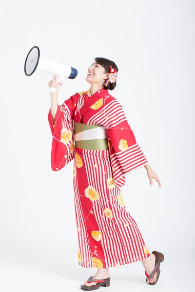 Portrait Belle Jeune Femme Avec Kimono Japonais Traditionnel Tenant Mégaphone — Photo