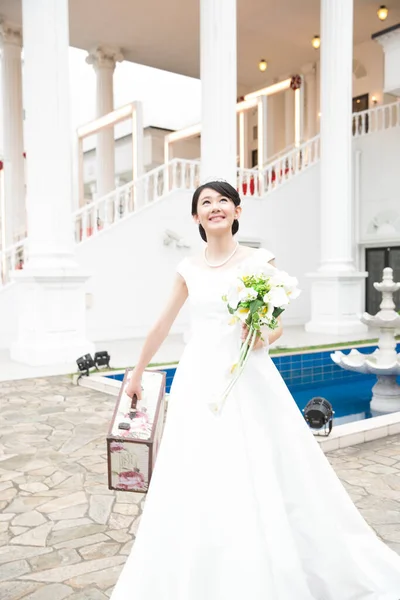Gyönyörű Ázsiai Menyasszony Csokor Virágokkal — Stock Fotó