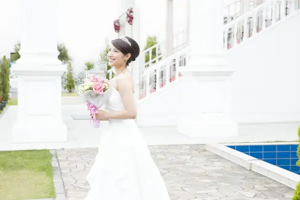 Schöne Braut Mit Strauß Brautkleid — Stockfoto
