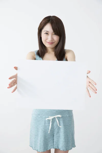 Młoda Kobieta Azji Trzymając Pusty Pokładzie Biały — Zdjęcie stockowe