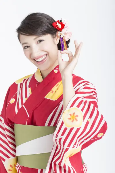 Νεαρή Γυναίκα Φορώντας Παραδοσιακά Ιαπωνικά Ρούχα Δείχνει Σημάδι — Φωτογραφία Αρχείου