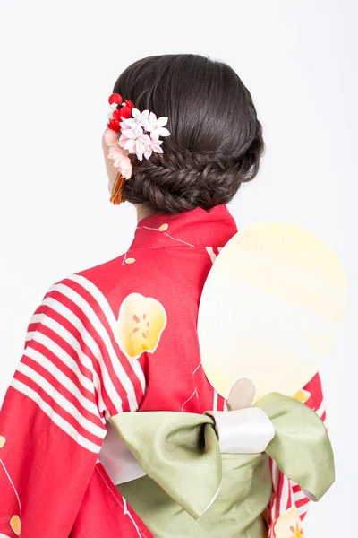 穿着日本传统和服的年轻漂亮女子的肖像 — 图库照片