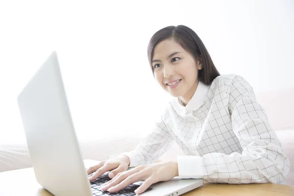 Dizüstü Bilgisayar Kullanan Genç Asyalı Kadın — Stok fotoğraf