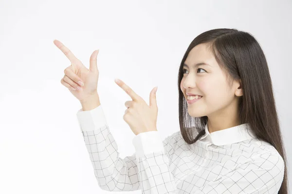 Студийный Снимок Красивой Японской Женщины Жестикулирующей Указательными Пальцами Белом Фоне — стоковое фото