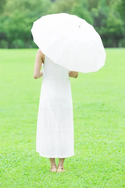 Junge Japanerin Mit Weißem Regenschirm Spaziert Grünen Sommerpark Tagsüber Porträt — Stockfoto