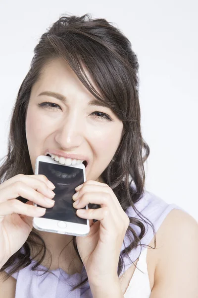 Portret Pięknej Japońskiej Bizneswoman Gryzienie Smartfona Białym Tle — Zdjęcie stockowe