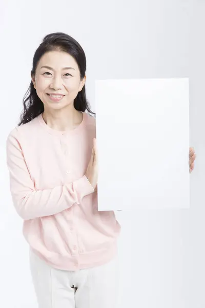 Senior Chinesin Mit Weißem Leeren Banner Auf Weißem Hintergrund — Stockfoto