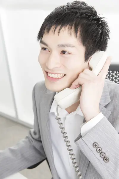 Giovane Uomo Affari Asiatico Parlando Telefono Ufficio — Foto Stock