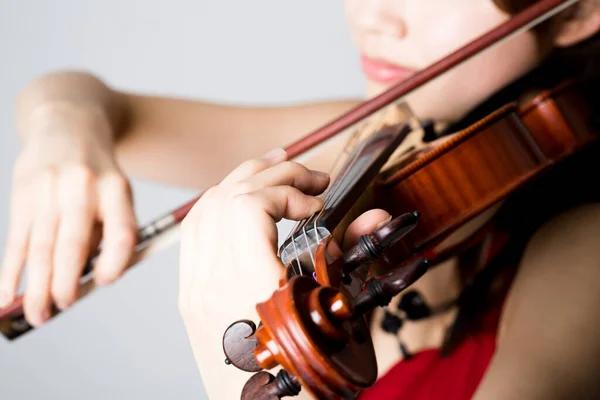 Jovem Bela Mulher Tocando Violino — Fotografia de Stock