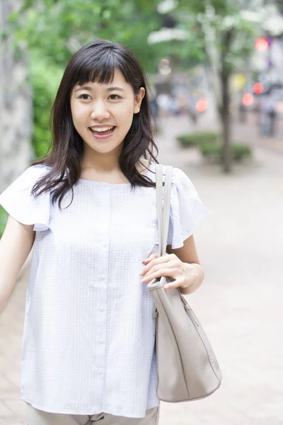 Aziatische Vrouw Met Tas Straat — Stockfoto