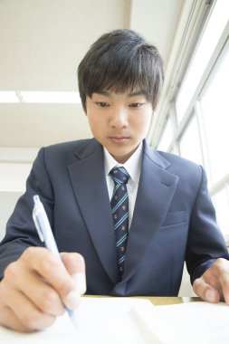 Sınıfta okuyan Japon öğrencinin portresi.