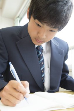 Sınıfta okuyan Japon öğrencinin portresi.