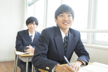 Sınıfta okuyan Japon öğrencilerin portresi