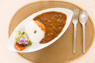 Beyaz tabakta körili lezzetli pilavın yemek fotoğrafı.