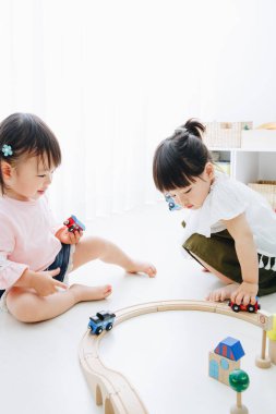 Küçük sevimli Japon kızları oyuncaklarla oynuyorlar.