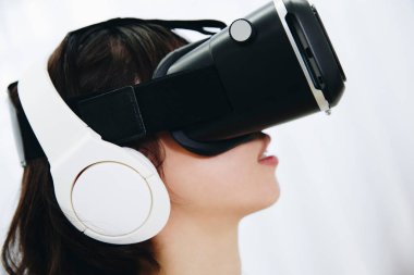 Sanal gerçeklik kulaklığı takan kadın.