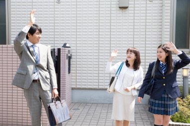 İş adamları sabah dışarıda buluşuyor. 