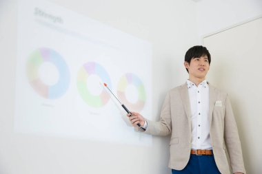 Asyalı işadamı sunum yapıyor