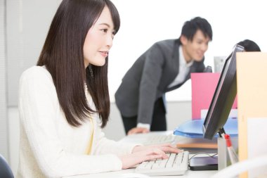 Ofiste çalışan Asyalı iş adamları