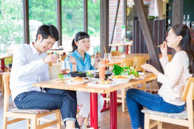 Gençler kafede öğle yemeği yiyorlar.